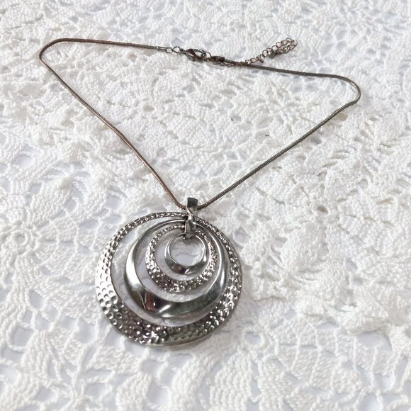 Cute Vintage Silver Wavy Rings Circles Necklace Pendant - Picture 1 of 3